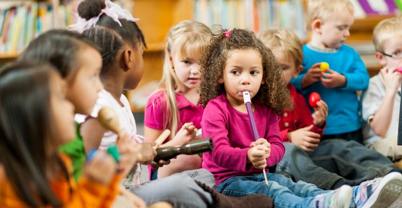 kinderen maken muziek