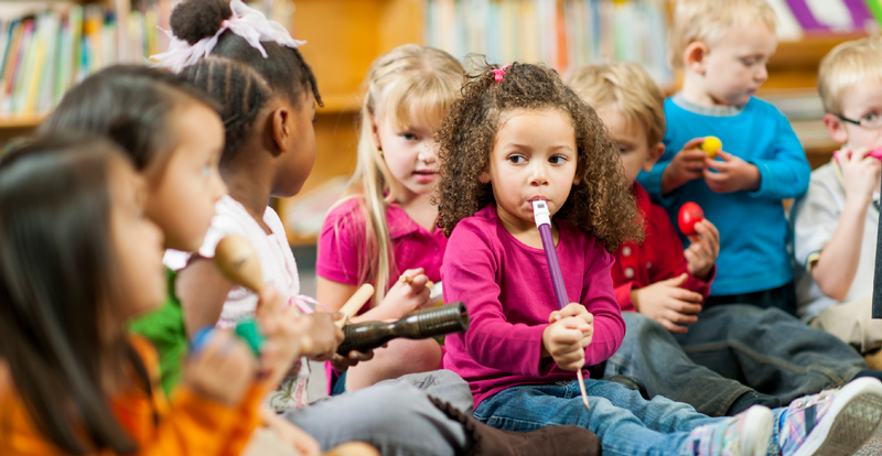 kinderen maken muziek 