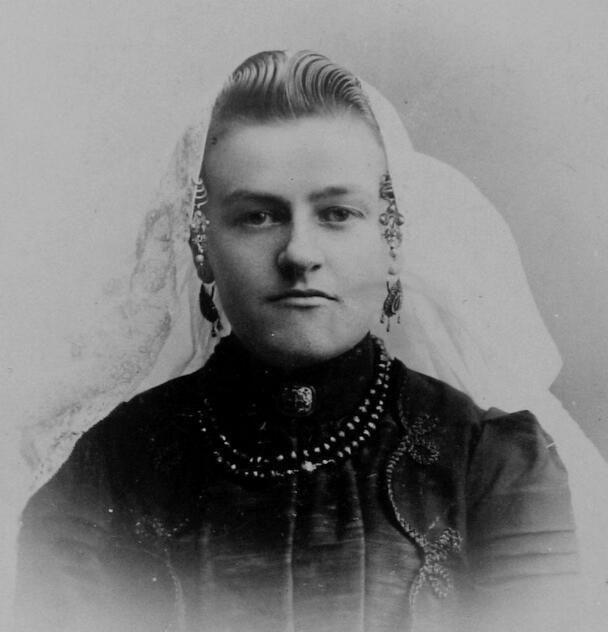 Vrouw in Duivelandse dracht, Ouwerkerk ca. 1900 (Zeeuwse Bibliotheek, Beeldbank Zeeland, foto J. Schotel)